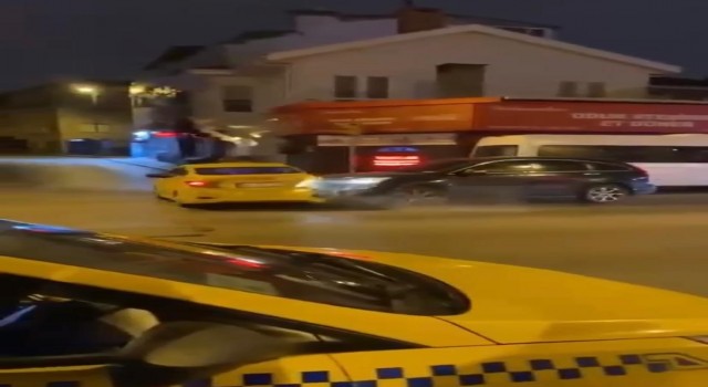 Üsküdarda çarptığı taksinin kadın yolcusunu zorla aracına bindirmeye çalıştı