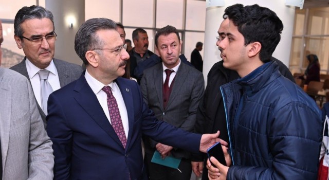 Vali Aksoy, Kuşadasında depremzedeler ile görüştü
