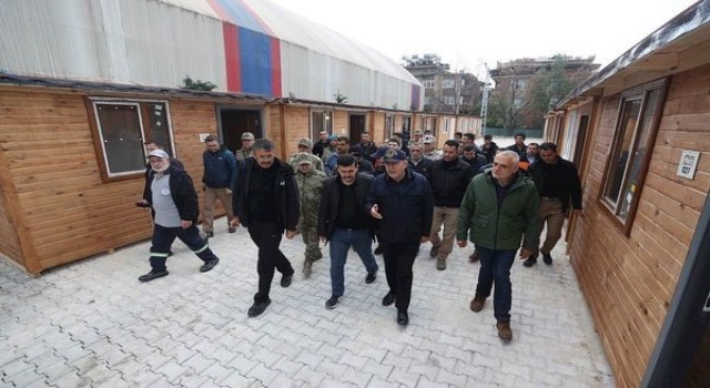 Vali Çelik, Bakan Akar ile birlikte prefabrik çarşıda incelemelerde bulundu