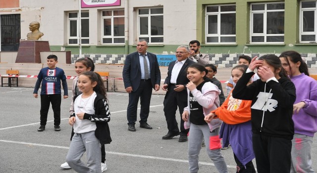 Vali Çiçek ve Başkan Büyükkılıçtan eğlenceli ‘deprem bilinçlendirmesi