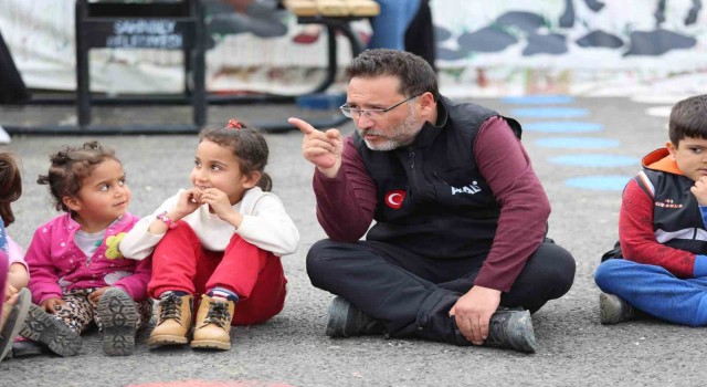 Vali Gökmen Çiçek, Adıyamanda depremzede çocukların oyun davetini kırmadı