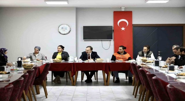 Vali Kızılkaya, depremzede ailelerle kahvaltı yaptı