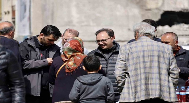 Vali Kızılkaya konteyner kentte vatandaşlarla buluştu