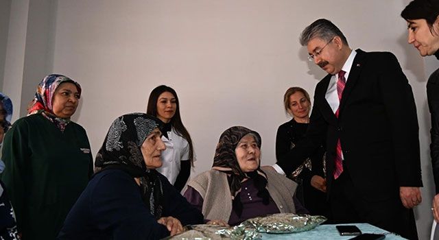 Vali Yılmaz, Huzur evi sakinlerini ziyaret etti