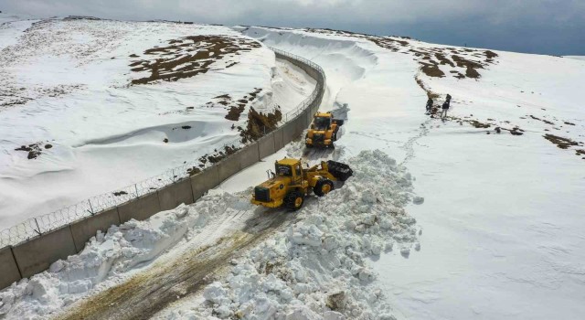 Van Büyükşehir Belediyesinden sınırın sıfır noktasında karla mücadele çalışması