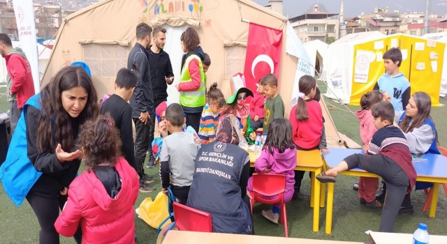 Van Gençlik ve Spor İl Müdürlüğü personeli deprem bölgesinde yaraları sarıyor