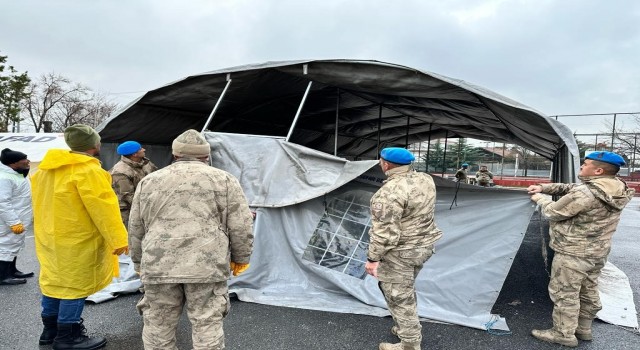 Van jandarmasının deprem bölgesindeki çalışması devam ediyor