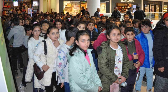 Vanda depremzede çocuklar için sinema etkinliği