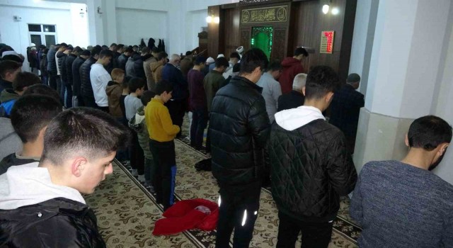 Vanda ilk teravih namazı kılındı