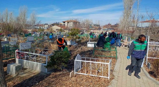 Vanda mezarlıklarda bahar temizliği