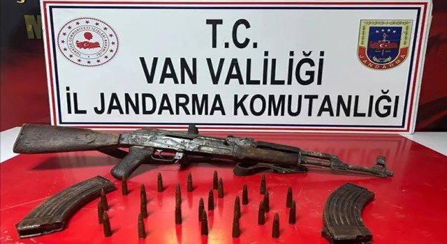 Vanda toprağa gömülü silah ve mühimmat bulundu