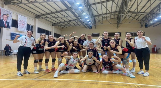 Voleybolda Ayvalık Bahçeşehir Koleji 1. Ligin kapısını araladı