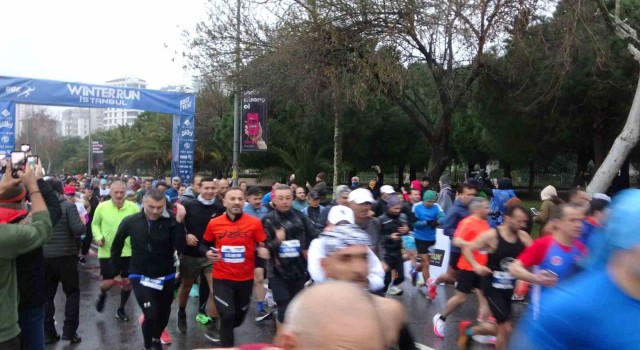 Winter Run İstanbulda yarışmacılar deprem bölgesine yardım için koştu