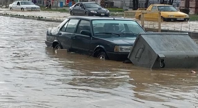 Yağmur Aliağada etkili oldu, yollar göle döndü