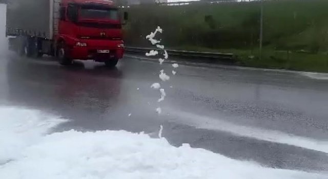 Yağmurla birlikte Tuzla’da yollar köpükle kaplandı