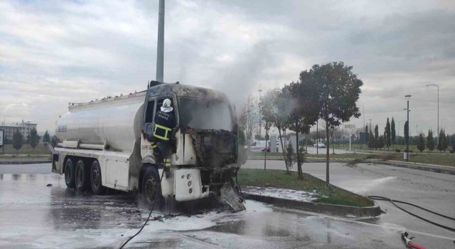 Yalovada madeni yağ yüklü tankerde korkutan yangın