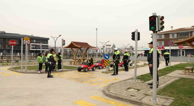 Yalovada öğrencilerin trafik eğitimi eğlenceye dönüşüyor