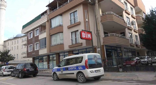 Yalovada projeye aykırı duvar yıkılan binadaki BİM market mühürlendi