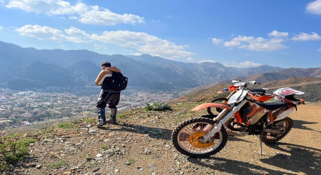 Yanan alanlara motorları ile çıkıp tohum topları atıyorlar