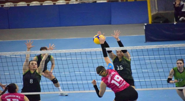 Yarı Finalde Bozüyük Belediyesi Eğitim Spor Mehmet Erdem Marmara Akademiyi 3-2 yendi