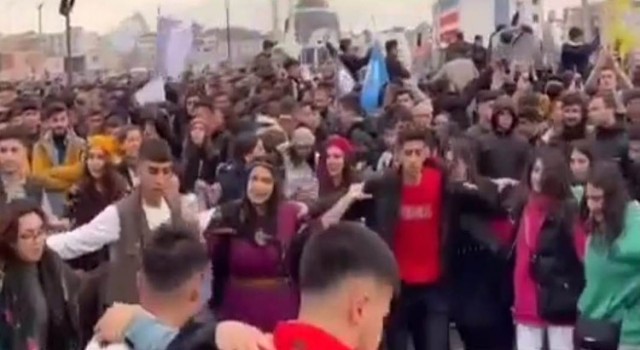 Yaşanan felaketlere rağmen HDPnin Batmanda halaylı müzikli Nevruz kutlaması tepkilere neden oldu