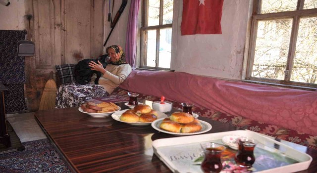 Yeni doğan kuzu ve oğlak üşümesin diye evlerinde bakıyorlar
