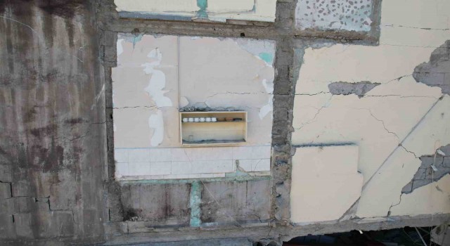 Yıkılan binadan dikkat çeken görüntü: Raftaki fincanlar olduğu gibi kaldı
