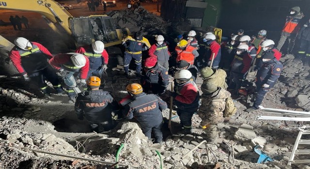 Yıkıntıların arasından 9 vatandaşı sağ kurtaran AFAD ekipleri o anları anlattı: Ailemizi ikinci plana bıraktık