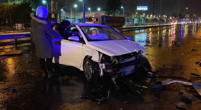 Yol çalışması olan bölgede otomobiliyle beton bariyerlere çarptı: 2 yaralı