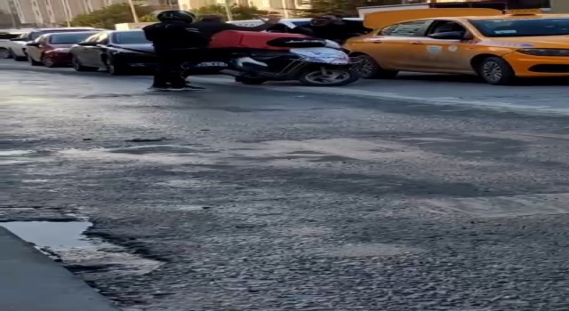 Yol verme tartışmasında taksi şoförü bijon anahtarı ile motosiklet sürücüsünü tehdit etti