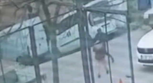 Yola aniden fırlayan çocuk otomobilin altında kaldı