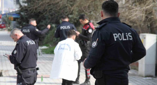 Yolda gördükleri husumetlilerine kurşun yağdırdılar: 1’i ağır 2 yaralı