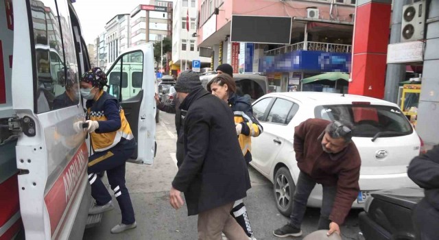 Yolun karşısına geçerken kamyonet çarptı