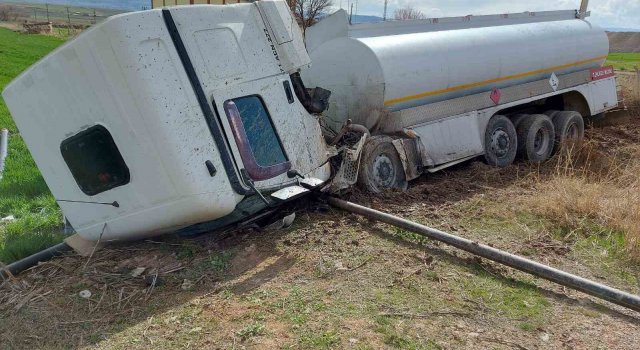 Yozgat’ta devrilen akaryakıt tankerinin sürücüsü yaralandı