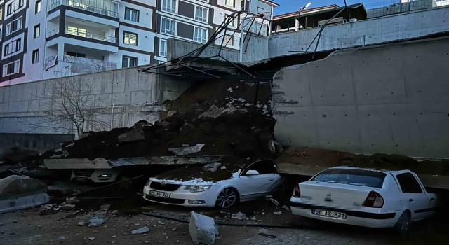 Yozgatta istinat duvarı çöktü, 11 araç hasar gördü