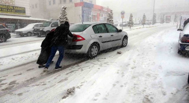 Yozgatta yoğun kar yağışı sürücülere zor anlar yaşattı