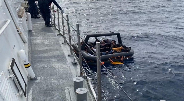 Yunanistan unsurlarınca geri itilen 60 düzensiz göçmen kurtarıldı