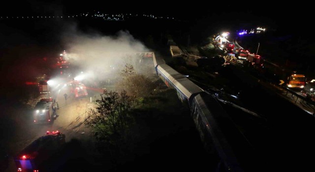 Yunanistanda iki tren çarpıştı: 32 ölü, 85 yaralı