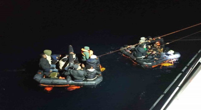 Yunanistanın geri ittiği 42 düzensiz göçmen kurtarıldı