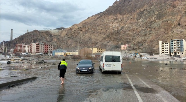 Yusufeli Baraj gölünün suları ilçe merkezine ulaştı