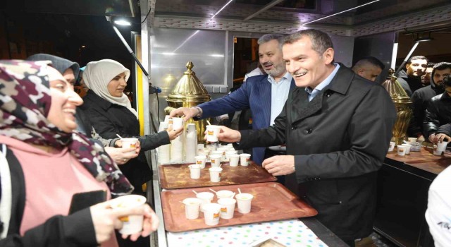 Zeytinburnunda iftarda çorba, yatsıda salep ikramı