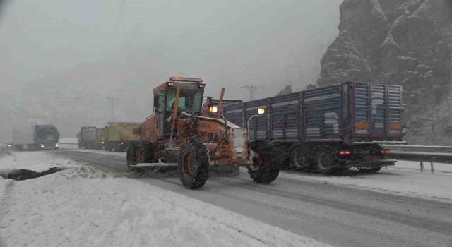 Zigana Geçidi kara teslim oldu, araçlar yolda kaldı