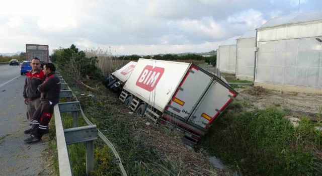 Zincir markete ait tır bariyerleri aşıp devrildi