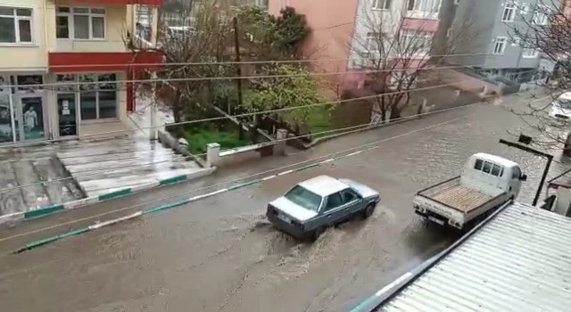 10 dakikalık yağış caddeyi dereye çevirdi