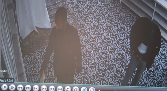 2 hırsız, girdikleri camiden hoparlörü ceketin içine alıp kaçtı