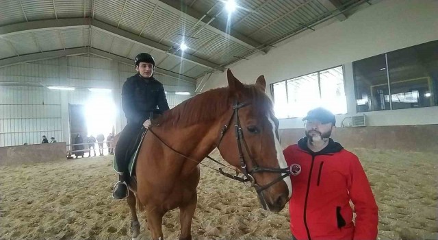 2 yıl önce hiç görmeden bindiği at ile şimdi yarışlara katılmaya hazırlanıyor