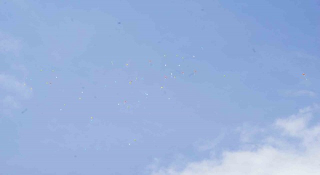 23 Nisan çocukları, depremde ölen çocuklar için gökyüzüne balon bıraktı