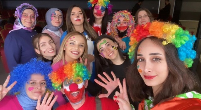 23 Nisanı hastanede geçiren çocuklara palyaço sürprizi