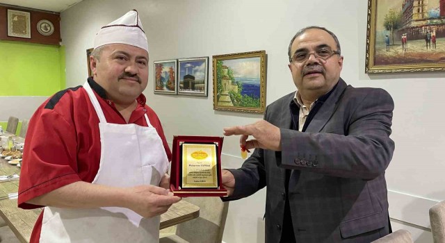 23 senelik aşçısı EYTden emekli olunca altın ve plaket verdi