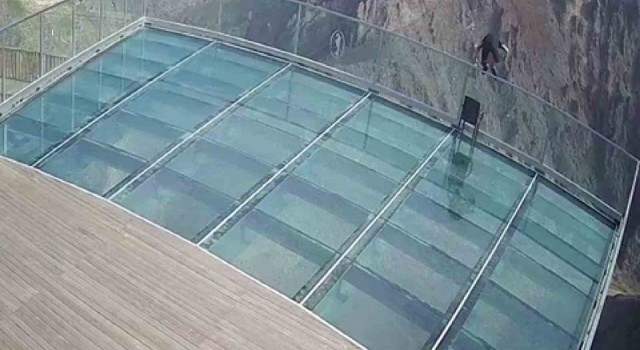 243 metre yükseklikten kendini kayalıklara bıraktı, o anlar kameraya yansıdı